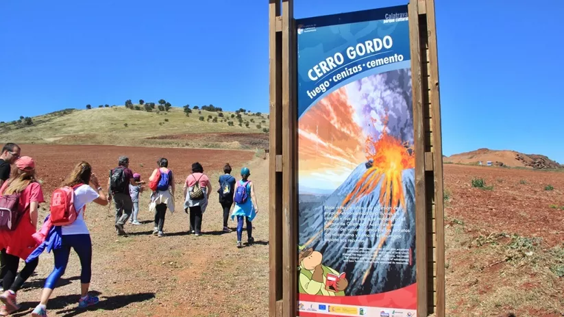 Grupo de personas paseando por un terreno de tierra