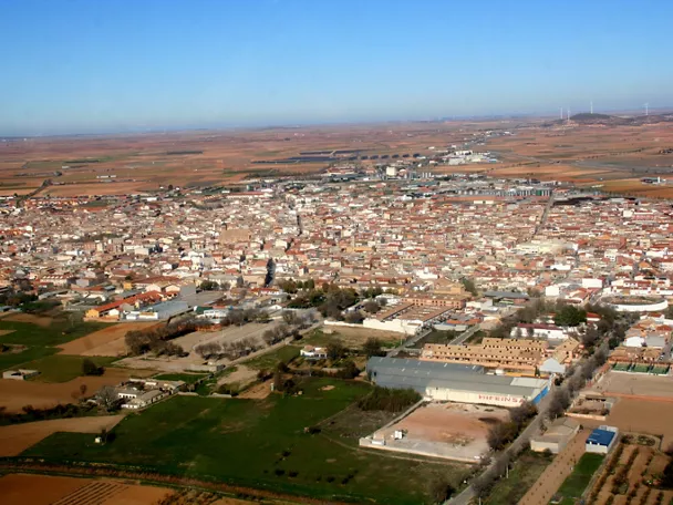 Vista aérea del núcleo urbano y campos de cultivo.