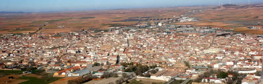 Vista aérea del núcleo urbano y campos de cultivo.