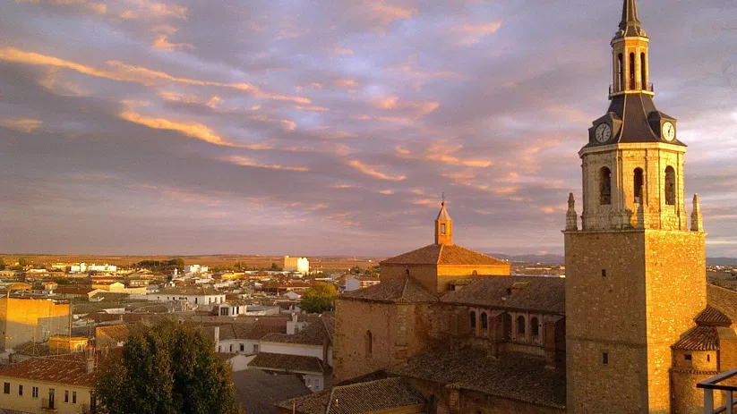 Vista urbana al atardecer con torre histórica