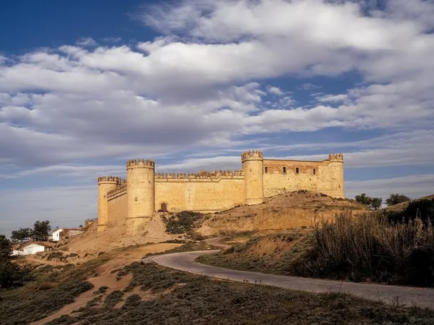 Fortaleza medieval sobre colina árida