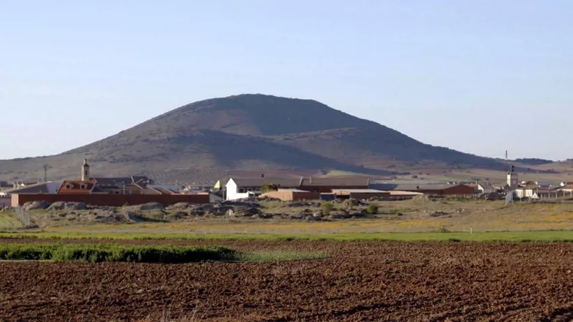 Panorámica del pueblo con campos y cerro al fondo