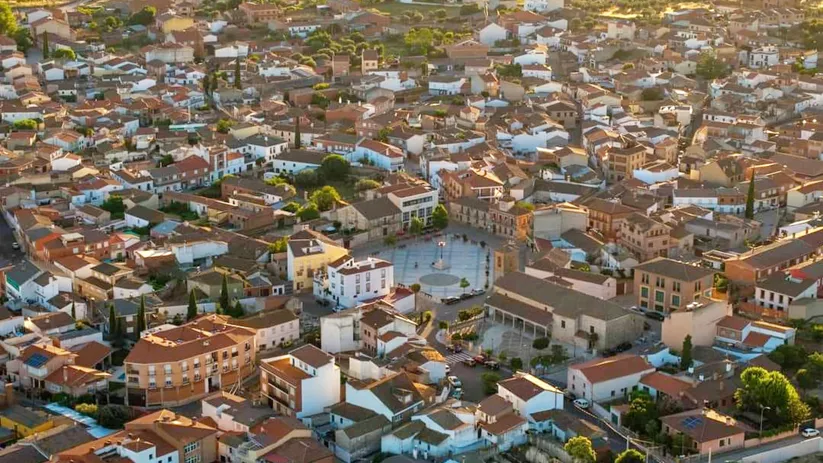 Vista aérea del pueblo con plaza central y casas agrupadas
