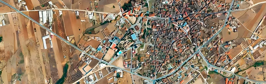 Vista aérea del casco urbano y campos de cultivo