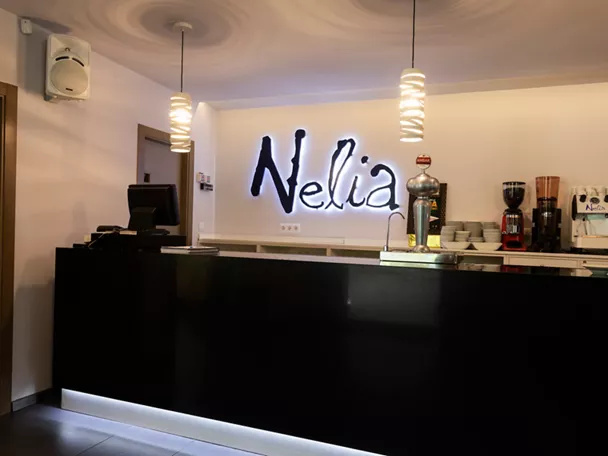 Barra de restaurante moderno con iluminación colgante