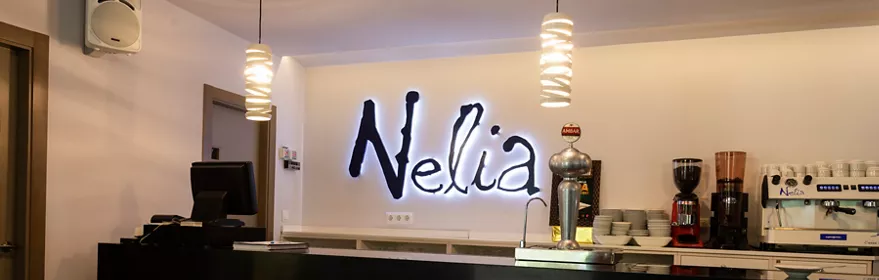 Barra de restaurante moderno con iluminación colgante