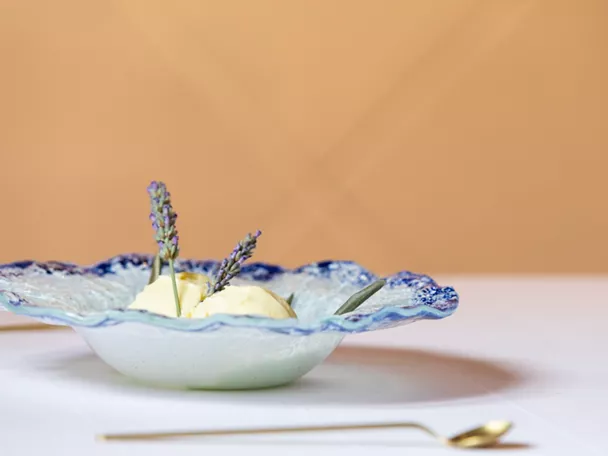 Helado cremoso con flores aromáticas