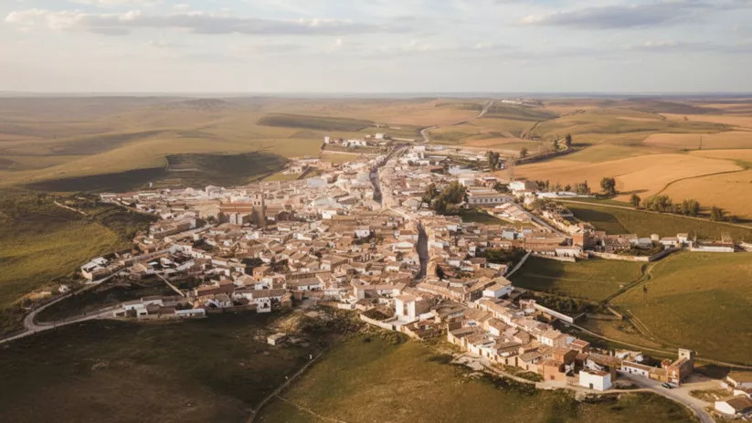 Iglesia parroquial de San Juan Bautista en Mestanza (Ciudad Real), templo histórico de piedra.