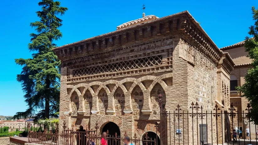 Pequeño edificio histórico de ladrillo con arcos decorativos y fachada mudéjar.