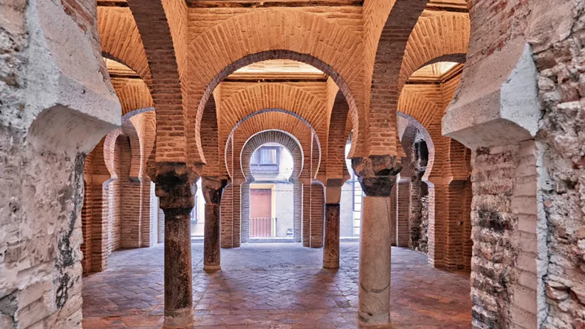 Vista interior con arquerías y bóvedas de ladrillo