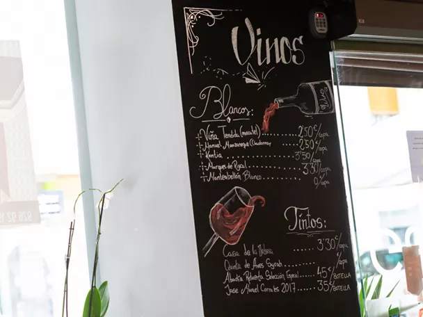 Pizarra con carta de vinos y precios