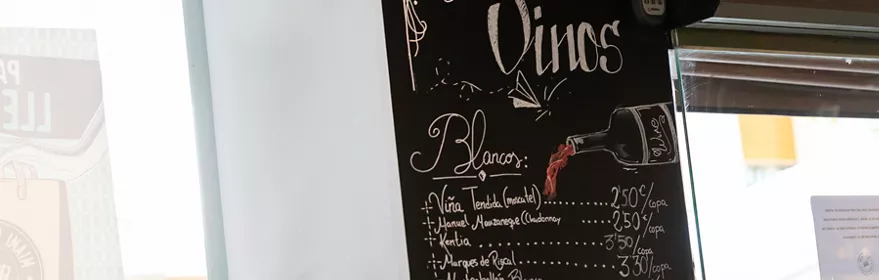 Pizarra con carta de vinos y precios