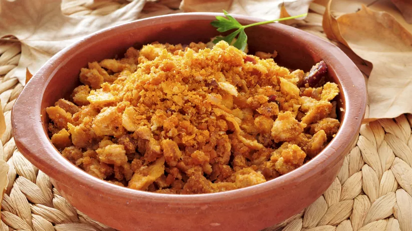 Migas doradas servidas en cuenco de barro