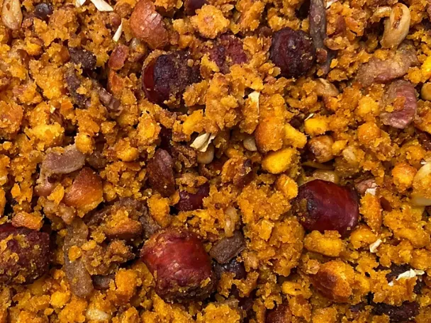 Migas de pan con trozos crujientes