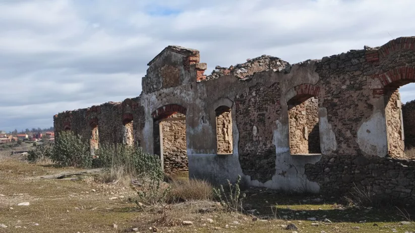 Ruinas industriales con arcos de ladrillo.