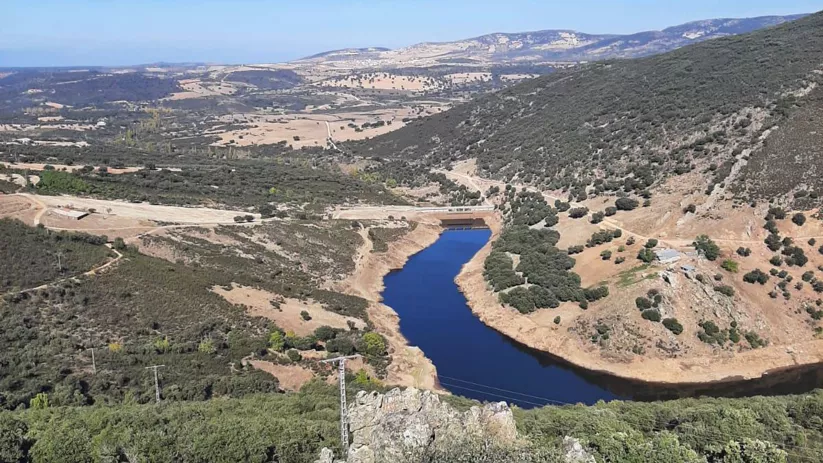 Paisaje de valle con río encajado entre montes