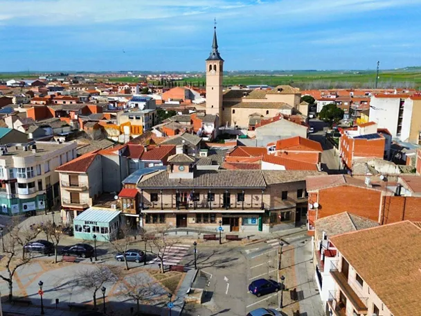 Vista aérea del casco urbano con plaza central y torre de iglesia