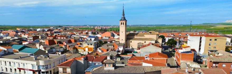 Vista aérea del casco urbano con plaza central y torre de iglesia