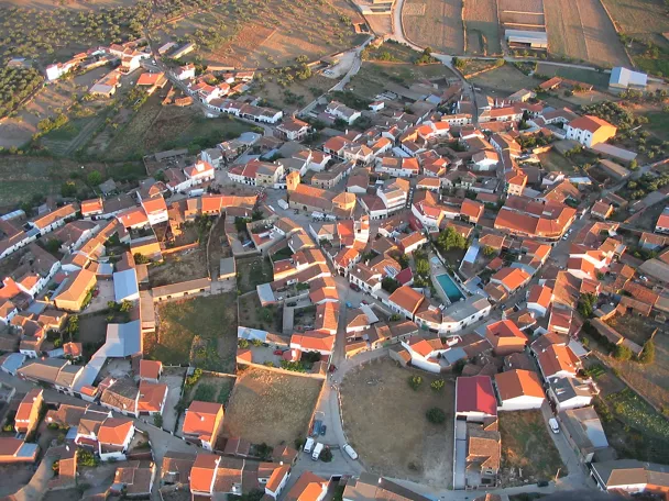 Vista aérea del pueblo entre campos y caminos rurales