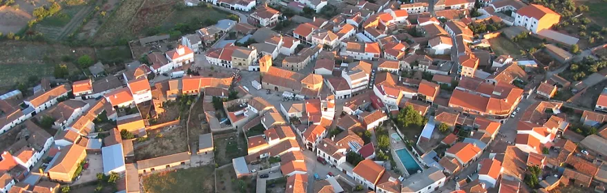 Vista aérea del pueblo entre campos y caminos rurales