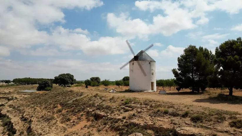 Molino tradicional en un entorno rural.
