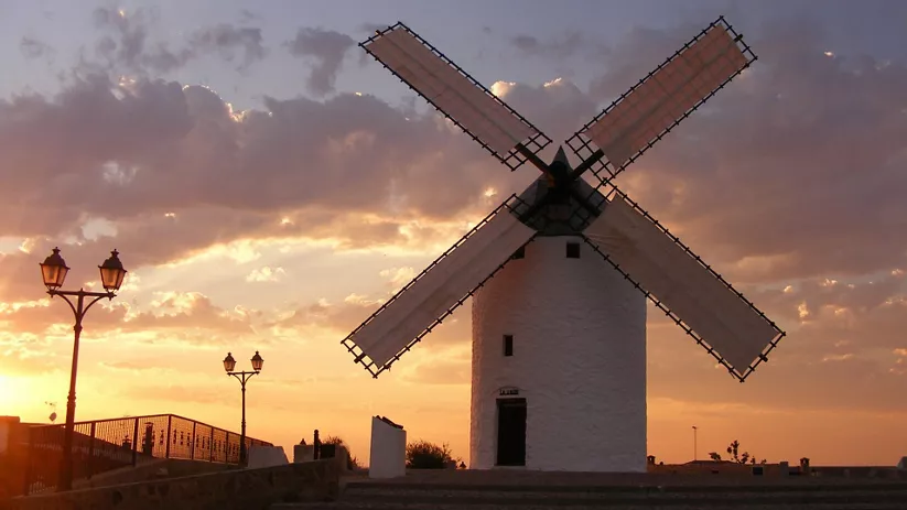Molino tradicional recortado al atardecer