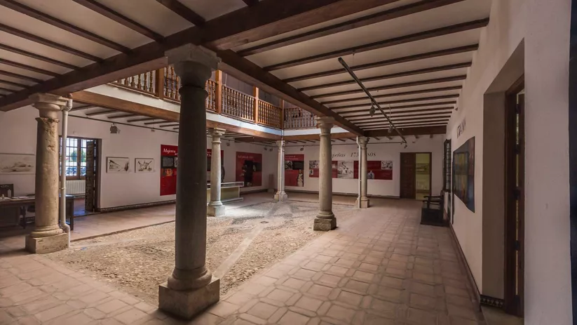 Patio interior con columnas de piedra