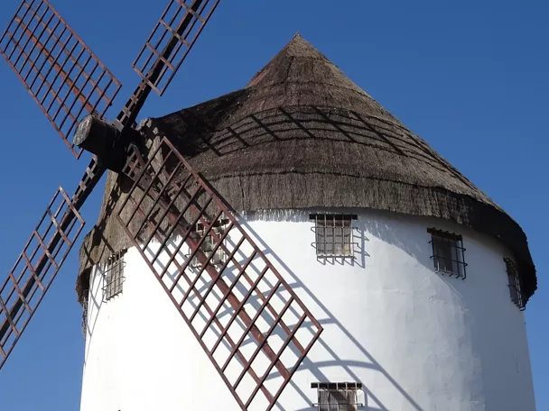 Molino de viento tradicional bajo cielo azul