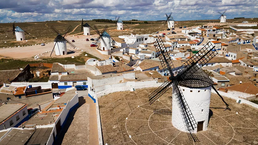 Vista aérea de molinos y casas blancas