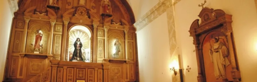 Interior de iglesia con bancos de madera y retablo tallado en madera al fondo.