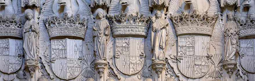 Detalle de escudos heráldicos y esculturas talladas en piedra.