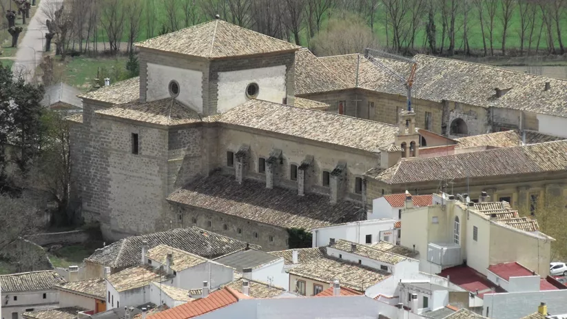 Vista aérea de iglesia y edificios con tejados de teja.