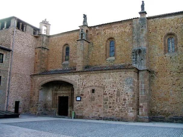 Fachada de iglesia histórica de piedra.