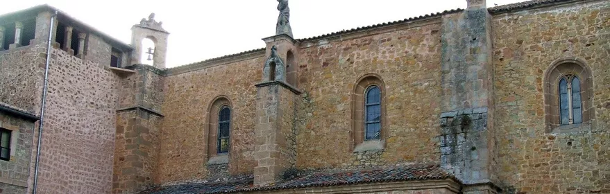 Fachada de iglesia histórica de piedra.