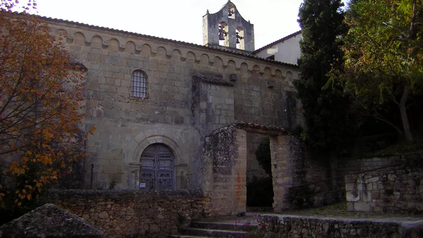 Fachada de monasterio medieval de piedra.