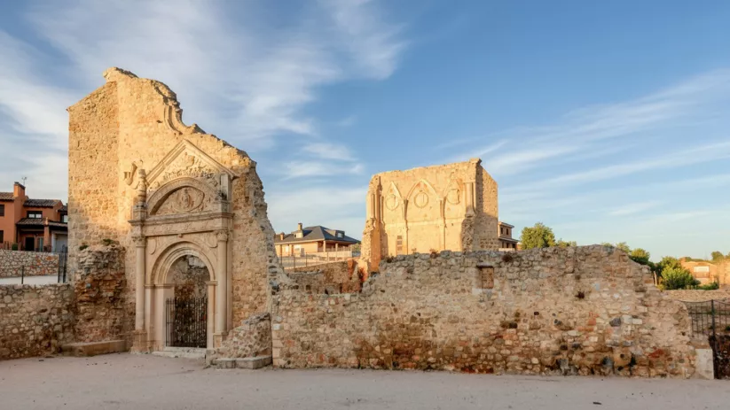 Ruinas de antiguo conjunto religioso de piedra al atardecer.