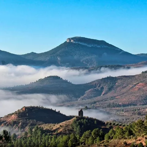 Paisaje de montaña con nubes bajas rozando las montañas