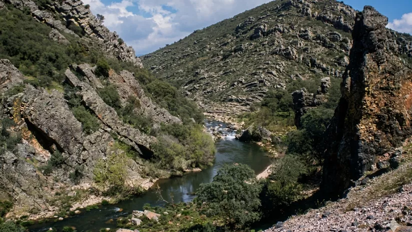 Valle fluvial entre formaciones rocosas
