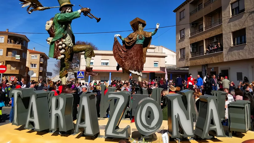 Figuras festivas sobre letras monumentales