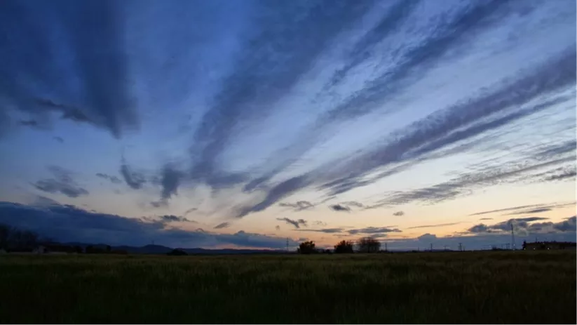 Cielo dramático al anochecer sobre campos abiertos