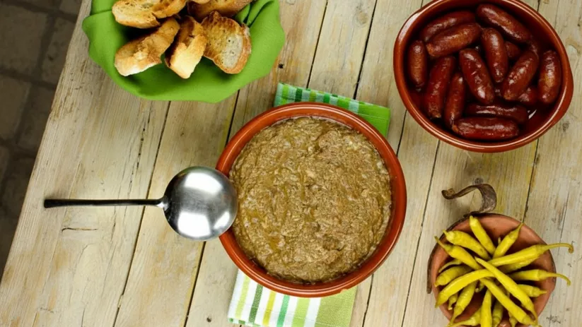 Morteruelo tradicional servido con pan tostado y embutidos