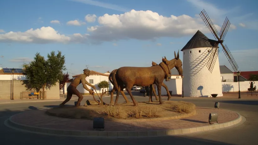 Escultura rural con figuras y molino tradicional