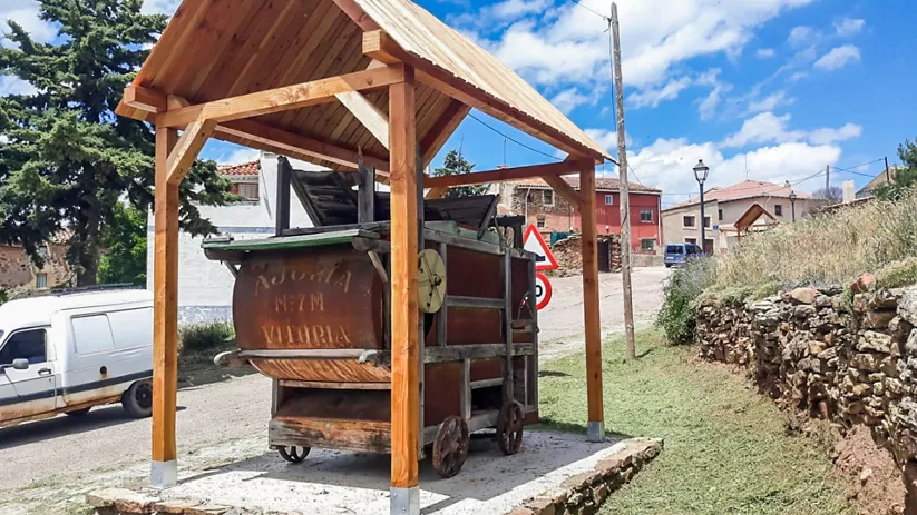 Antigua máquina agrícola protegida.