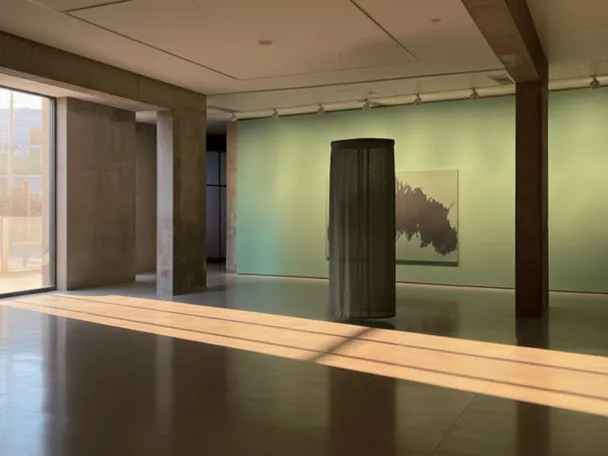 Sala moderna con instalación y luz natural.