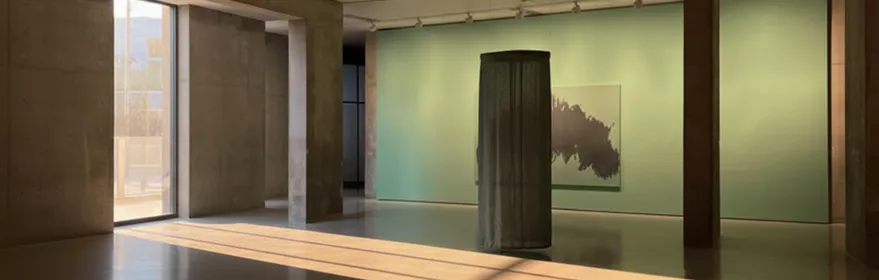 Sala moderna con instalación y luz natural.