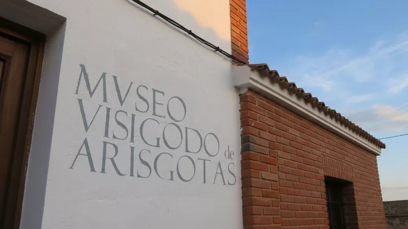 Fachada blanca y de ladrillo con rótulo de museo