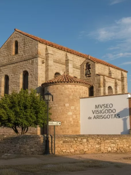 Conjunto de iglesia y museo con fachada de piedra