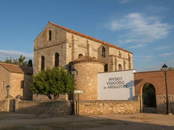 Conjunto de iglesia y museo con fachada de piedra