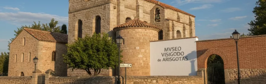 Conjunto de iglesia y museo con fachada de piedra