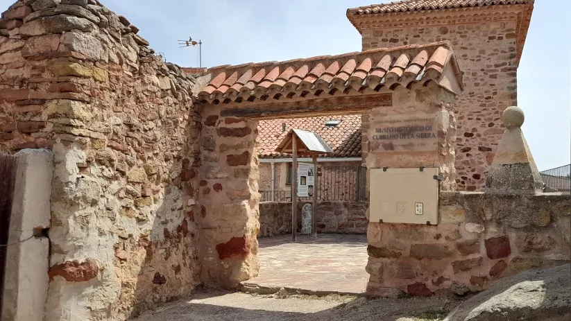 Entrada de museo histórico en edificio de piedra